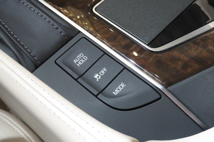 走行モードの切り替えはセンターコンソールのスイッチで行う。