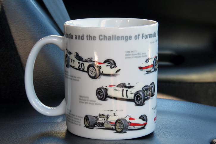今回大活躍したホンダのマグカップ。私の記憶が確かなら、2011年に開催された最後のインディ・ジャパン取材時に購入したもの……だと思う。ちなみに文中の「ボブさん」とはボブ・ルッツのこと。「バイパー」の開発を主導した、当時のエラい人である。