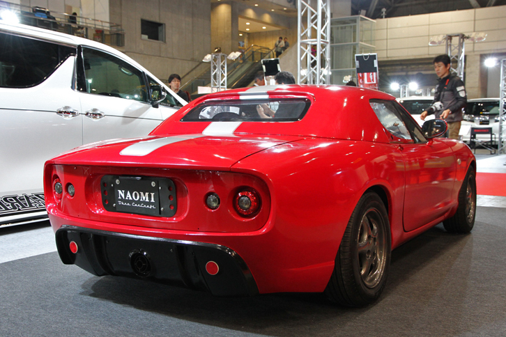 「NAOMI」のリアビュー。こちらも60年代に流行（はや）ったコーダトロンカ風。