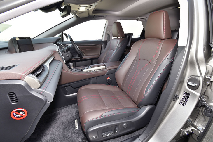 セミアニリン本革シートが標準。インテリアカラーはノーブルブラウン。