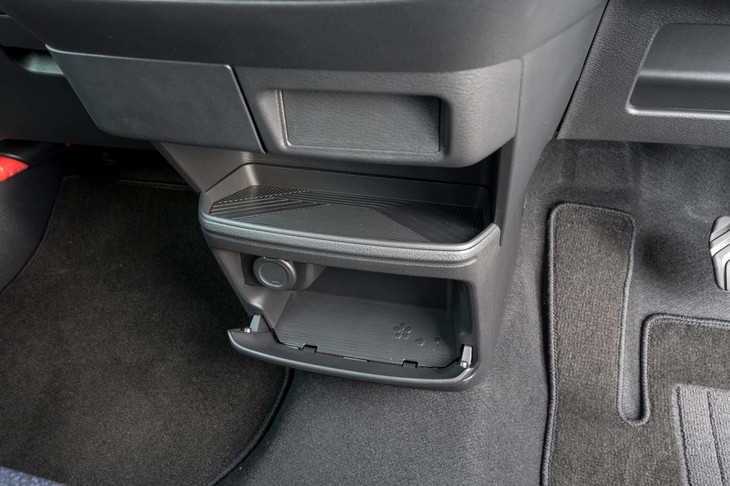 日産サクラ（ダッシュボード下部の収納）