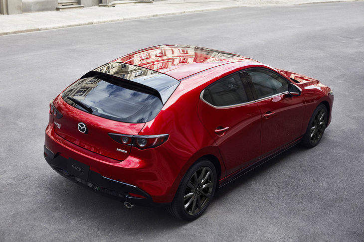 デザインについても新しい取り組みに積極的に挑み続けるマツダ。新型「マツダ3」も、他のどんなクルマにも似ていないデザインに仕上がっている。