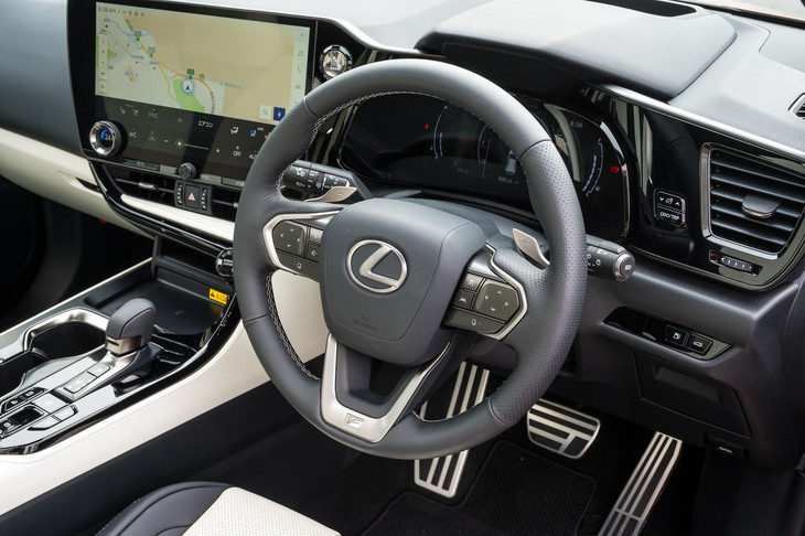 ステアリングホイールは“Fスポーツ”専用デザイン。ディンプルレザーはリムの両サイドとともにシフトセレクターにも用いられる。