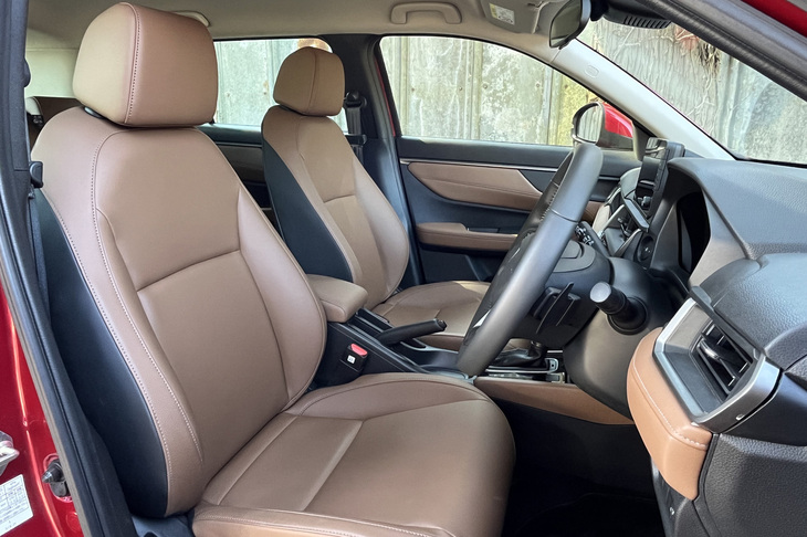 ブラウンの「フルプライムスムースシート」が採用された「Z＋」グレードのインテリア。