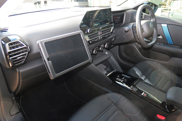 シトロエンE-C4エレクトリック（インストゥルメントパネルまわり）