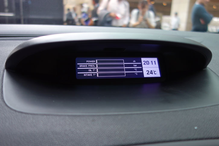 インフォテインメントシステムには、水温、油温のほか、ブースト計なども表示できる。