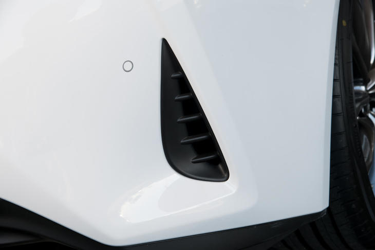 リアのバンパーコーナーには新たにエアダクトが設けられた。ホイールハウス内の圧力変動を軽減することで、空力性能を高めるという。