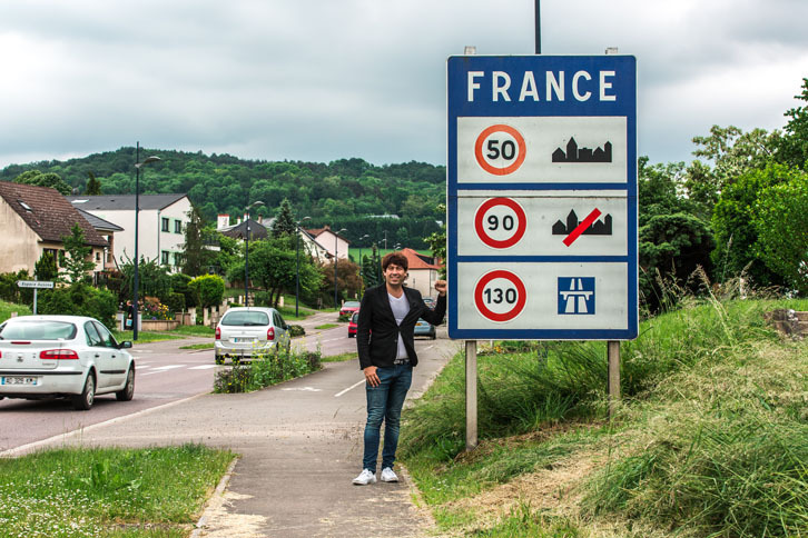 「ここからフランス」の看板。車なら30秒、徒歩でも5分もあれば、ルクセンブルク、フランス、ドイツの3カ国を行き来することができる。