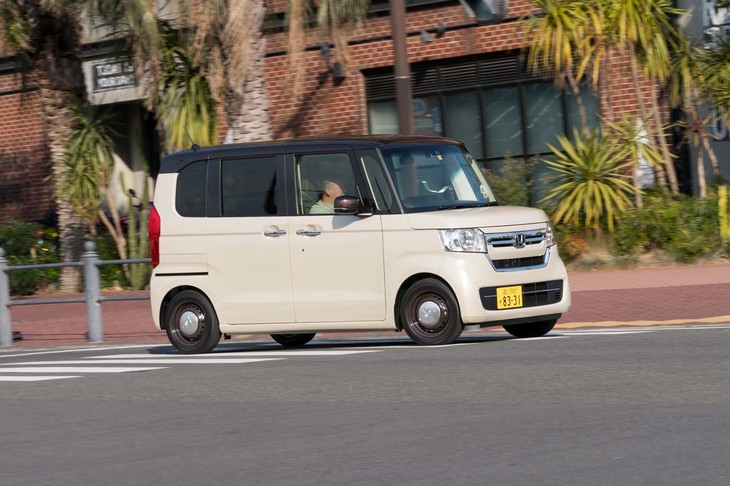 2021年12月末のマイナーチェンジでパーキングブレーキが足踏み式から電動式に変更。それに伴ってアダプティブクルーズコントロールが渋滞時などの低速域でも追従可能になった（従来は30km/h以下では使えなかった）。