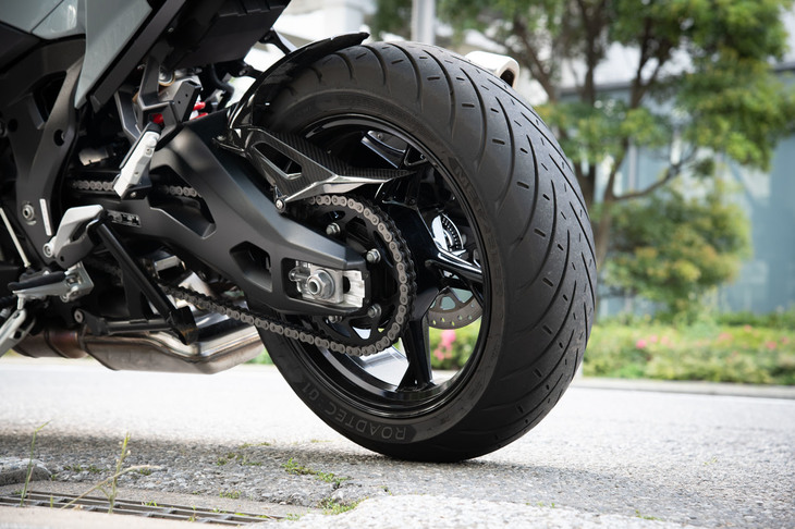 アドベンチャーモデル的なスタイルでありながら、足まわりはオンロードに特化。タイヤサイズは前が120/70ZR17、後ろが190/55ZR17で、ウエット路面や低ミュー路に強い「メッツェラー・ロードテック01」が装着されていた。