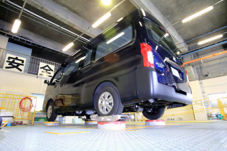 日産車体秦野事業所での「日産キャラバン」の加振試験の様子。4輪をバラバラにピストンで突き上げて車体を振動させ、路面からの入力に対する車体の強度や耐久性を測る。（写真：荒川正幸）