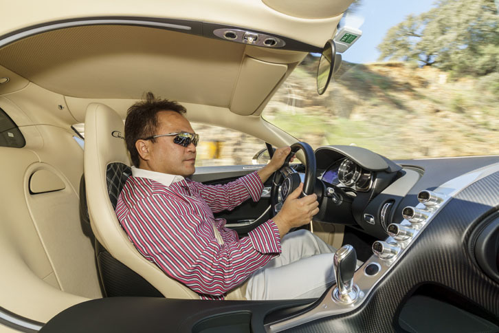 ステアリングを握る筆者。