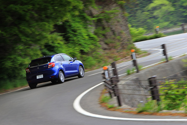 足まわりについては、タイヤのサイズやホイールの種類だけでなく、サスペンションのセッティングについても「XT」と「XG」とで異なっている。