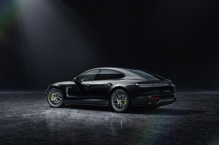 「プラチナエディション」は、「パナメーラ」「パナメーラ4」および「パナメーラ4 Eハイブリッド」に設定される。