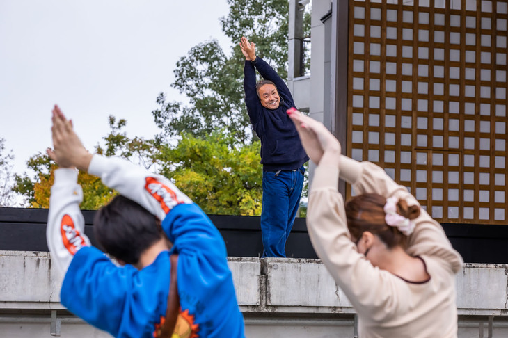 キャンプが趣味というTOKYOYOGA創設者であるヨガコミュニケーターchamaさんが、ステージでクルマを運転する人向けのヨガメニューを無料でレクチャー。