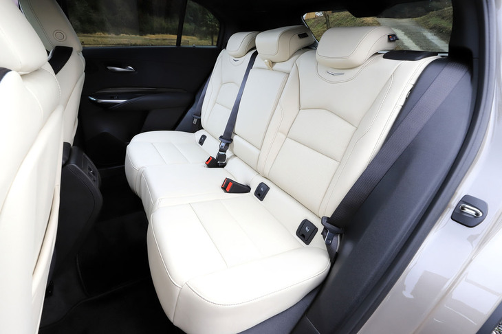 後席の快適性も申し分なく、シートヒーターやUSBポート（Type-A、Type-Cがひとつずつ）などが完備される。