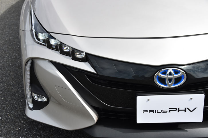 フロントまわりは、「プリウス」と全く異なるデザインとされている。特徴的な4連LEDは、燃料電池車「ミライ」と同じもの。