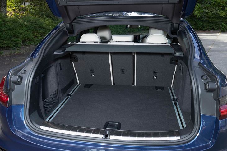 後席を使用する通常時の荷室容量は525リッター。リアバンパーの下で足を軽く動かしリアゲートを開閉できる、スマートオープン／クローズ機構が標準装備されている。