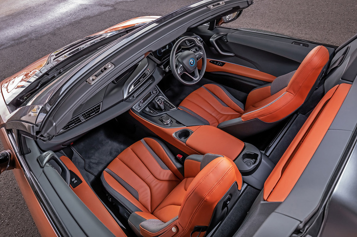 狭いながらもリアシートを備え、乗車定員が4人だった「i8クーペ」から、「i8ロードスター」では2人乗車に変更されている。