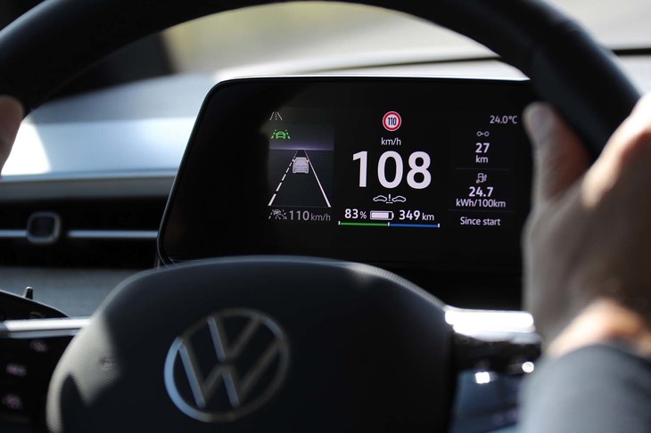 メーターパネルは5.3インチとコンパクトな液晶表示式。大きく表示されたスピードメーターが見やすい。