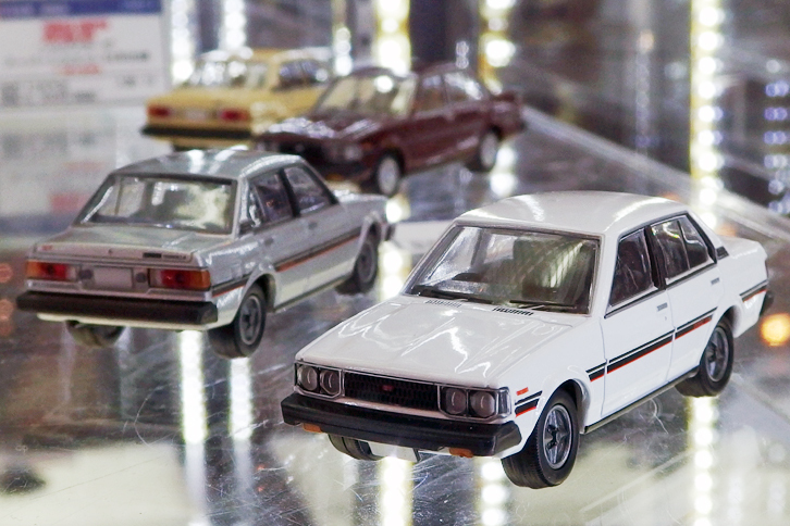 トミカヴィンテージリミテッドNEO（NEOは70年代以降のモデルが対象）の1/64「トヨタ・カローラ1600GT」。4代目E70系の「セダンGT」である。先に発売された「1500GL」をベースにしたもので、ほかに「1800SE」も登場。2016年12月発売予定で価格は2376円。