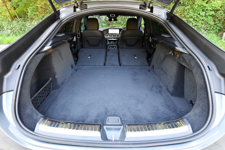 後席の背もたれを写真のように倒すことで、荷室の容量は最大1790リッターにまで拡大できる。