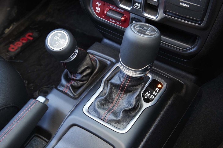 トランスミッションは、トルコン式の8段AT。写真右がシフトレバーで、左に見えるのは手動で駆動方式を切り替えるためのトランスファーレバー。