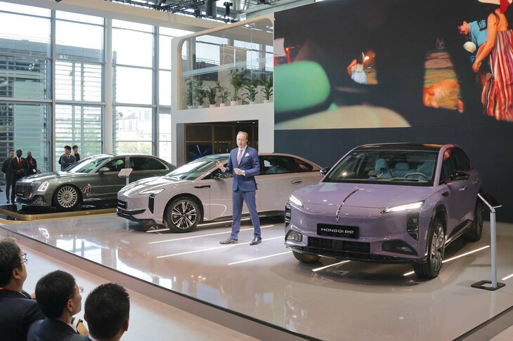 紅旗のプレスカンファレンスの様子。欧州で販売が開始されるEV「ES7」（中央）と「EHS7」（右）を、デザイン担当副社長のジル・テイラー氏が紹介する。