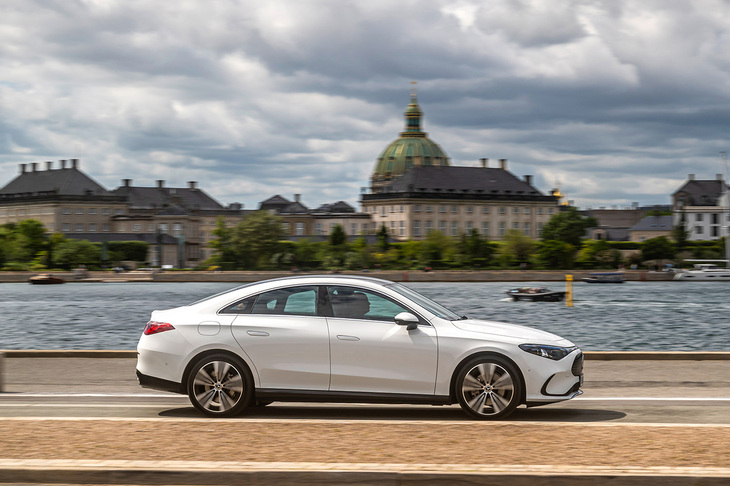 今回試乗できたのは電気自動車版の「CLA250＋ with EQテクノロジー」（後輪駆動）と「CLA350 4MATIC with EQテクノロジー」（四輪駆動）。写真は前者を中心に紹介する。