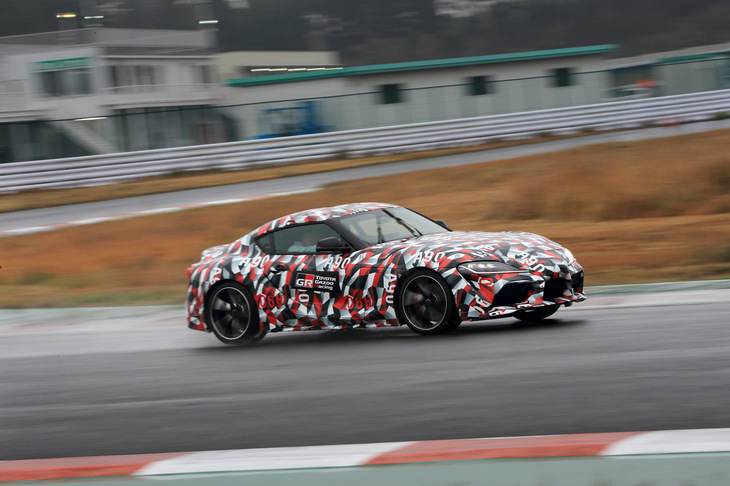 走行モードは「ノーマル」と「スポーツ」の2種類、VSCの介入度合いについては「オン」「トラック」「オフ」の3種類の制御が用意されている。