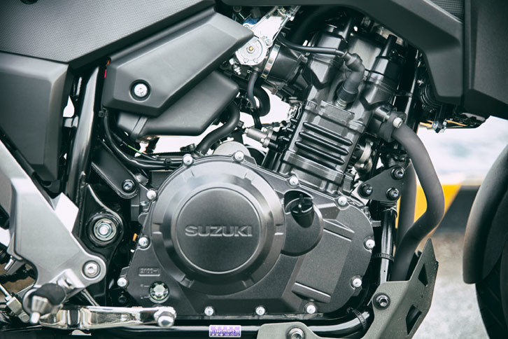 エンジンは248ccの水冷4ストローク2気筒SOHC。フリクションの低減と燃焼効率向上を追求することで、低中速域でも扱いやすい出力特性と、優れた燃費性能を実現している。