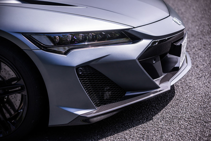 空気の流入を増やすべく、グリルのセンター開口部が大幅に拡大された「NSXタイプS」専用となるフロントマスク。アグレッシブな造形が印象的で、従来型とのデザインのちがいは一目瞭然だ。
