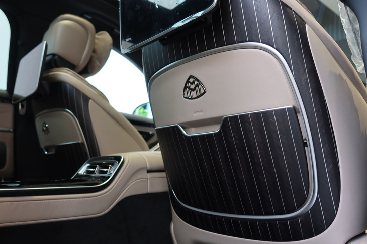 メルセデス・マイバッハS680エディションノーザンライツ（フロントシートバック）