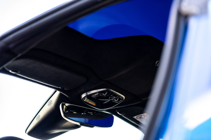 電気的にルーフの透明度を変えられるエレクトロクロミックガラスルーフも採用。ルーフを開けられない状況でも開放感が得られる。