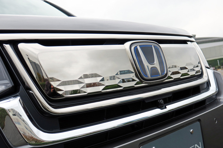 ホンダ・ステップワゴンe：HEVスパーダ ホンダアクセス用品装着車（フロントグリル）