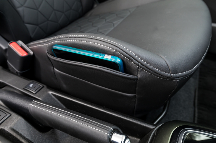 今回の改良では、ベースグレードの「ハイブリッドMG」をのぞいて助手席にシートサイドポケットを採用。また全車に運転席・助手席シートヒーターが標準装備された。