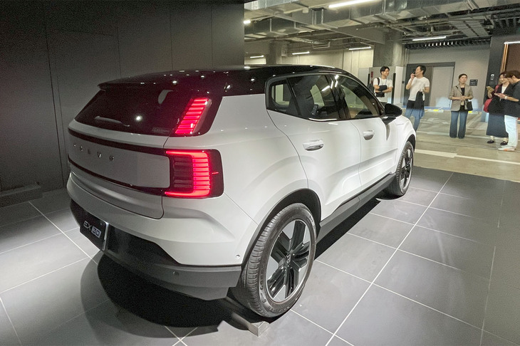 ボルボEX30プラス シングルモーター（リアビュー）