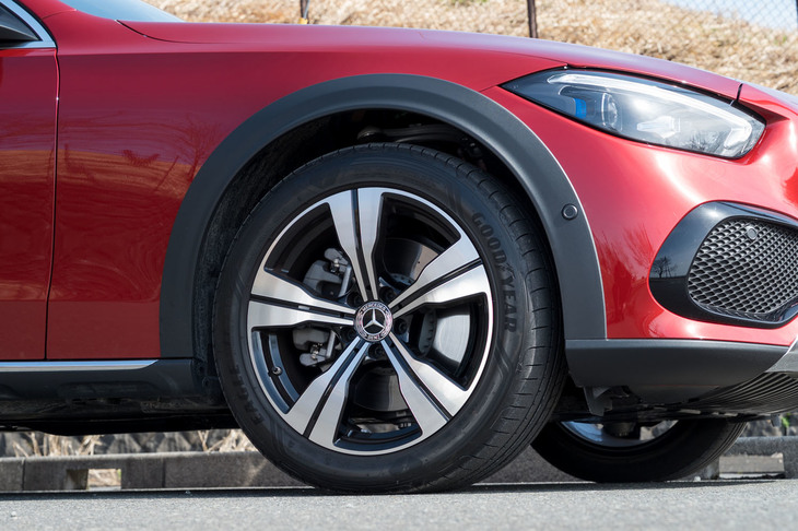 日本仕様のタイヤサイズは245/45R18。履き替えの際に、さまざまな銘柄が選べるサイズとなっているのがうれしい。