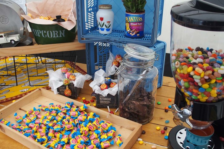 休憩テント内に用意されたスナック類。ガムボールマシンがアメリカンな雰囲気の演出に一役買っていた。