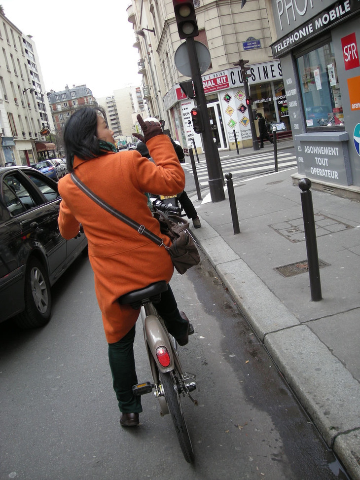 脇を走る自動車ドライバーを威嚇した女房。