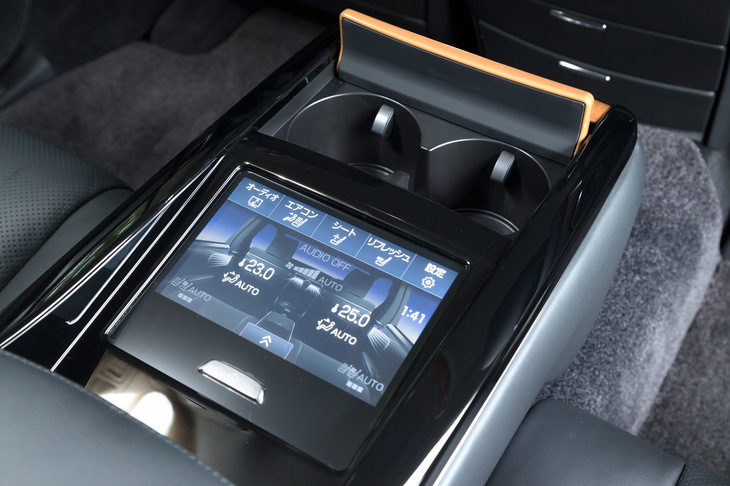 後席中央のアームレストに、ドリンクホルダーとタッチパネル式のスイッチを内蔵。エアコンやオーディオ、シートポジションの調節などが手元で行える。
