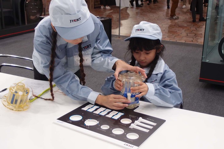 ジェイテクトのコーナーで扱われるのは、差動装置（トルセンデフ）。スケルトン状の模型を使うので、さまざまな構成部品の役割も理解できるという。なんとマニアックな……。