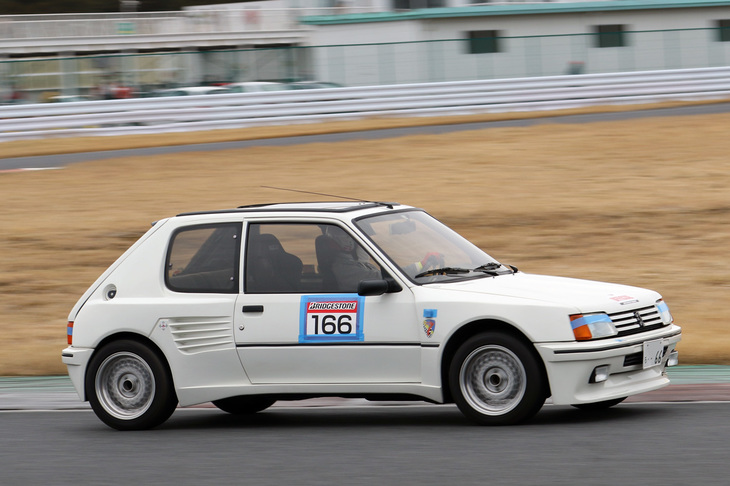 「プジョー205GTI」。パッと見はミドシップの「205ターボ16」風の、当時モノのITS製ボディーキットを装着している。