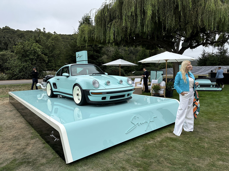 2025年のモントレーカーウイークの「モータースポーツギャザリング」にて披露された、シンガーの最新サービスが顧客の964をレストアして930風に仕上げる「911カレラクーペreimagined by Singer」だ。このサービスの提供予定台数は100台。
	 