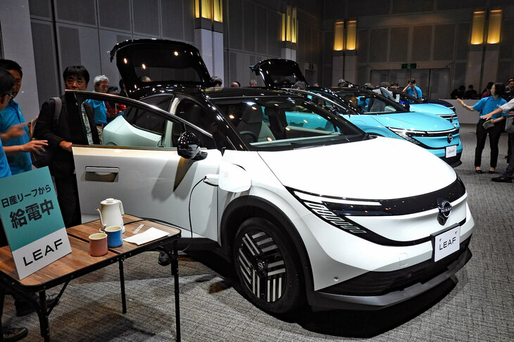 会場にズラリと並べられた新型「リーフ」。容量55kWhのバッテリーを搭載する「B5」も、2026年2月の発表、同年春の発売を予定している。