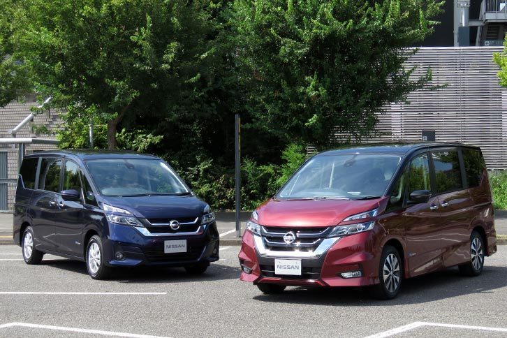 「日産セレナ ハイウェイスターG」（手前）と「セレナG」（奥）。