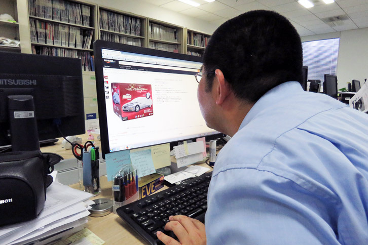 仕事そっちのけでボディーカバー探しに没頭するwebCGほった（再現図）。お値段は1万0800円＋送料で、1万1750円なり。