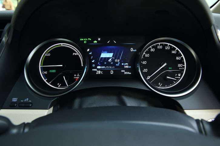 2眼式のオプティトロンメーター。中央には、7インチのTFTディスプレイがレイアウトされる。