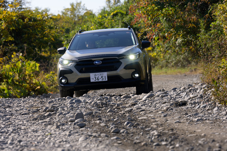 起伏の大きなダート路を走行する「クロストレック ツーリング ウィルダネス」。タイヤを除くと、パワートレインも足まわりの仕様もベース車から変わりない。駆動方式は4WDのみで、FFの設定はなかった。
