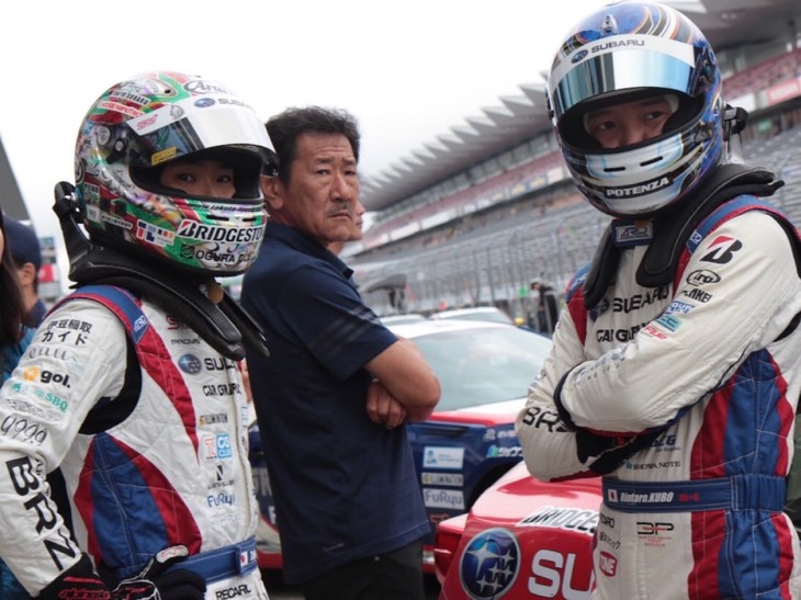 プロフェッショナルシリーズの専有走行の結果は、井口卓人選手12位、久保凜太郎選手30位でした。2台ともニュータイヤでのアタックまで間に合わずにチェッカー。タイヤの確認だけで終わってしまったため、正確な順位は計測できませんでしたが、監督とドライバー2人の会話では、「フィーリングはいいし、もう少し上に行けそう」とコメント。とてもいい雰囲気で走行を終えました。